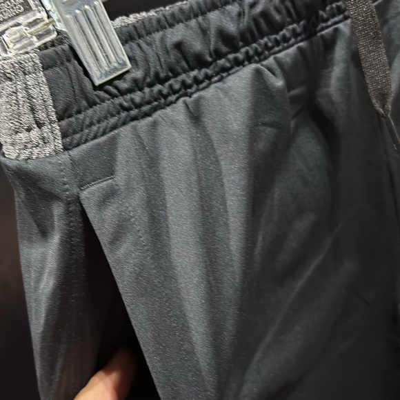 Under Armour Loose Fit,pockets,embroidered Seahawk logo,elastic drawstring waist - Picture 2 of 10